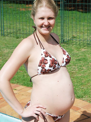 pregnant friend posing for pictures