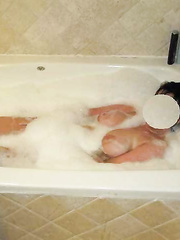 mit einer Flasche in der Badewanne