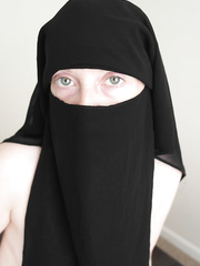 Sheffield wife Nude showing off her fur pie with merely a Niqab