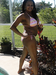 Large tit redbone showing off her assets