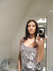 Dilettante hottie takes mirror selfies during the time that stripping nude in baths