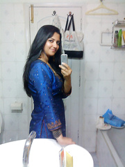 Hot Indian hotty manages to disrobe to bra whilst taking self shots