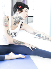 Tattooed suicide cutie Aayla Secura giving oral-service in yoga pnats