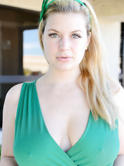 Obese non-professional shows off her undressed wazoo and wet crack out in public