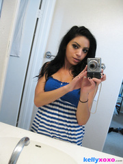 Juvenile Latin Babe gal Kelly Xoxo takes selfies whilst exposing herself in mirror