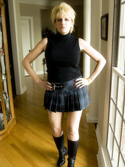 Dilettante housewife bares round bazookas and acquires on her knees for POV blowy