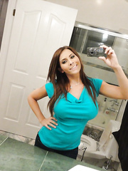 European ex-girlfriend Madison Ivy taking selfies in mirror whilst undressing