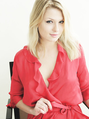 Blond honey Lucy Heart in exposed feet baring wonderful mangos & widening hawt booty