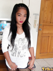 Gorgeous Oriental dilettante Miray widens bare to show her shaggy wet crack up close