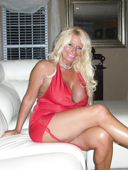 Mature blonde showing her beautiful body, look at her amazing breasts
