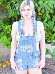 Golden-Haired with exotic curves Danielle does some bodypainting outdoors