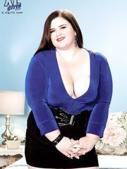 Bulky brunette hair sweetheart Holly Jayde goes cunt to throat with her Latino paramour