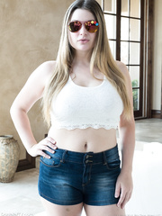 Thick American playgirl undresses to her USA themed high heels on a sofa