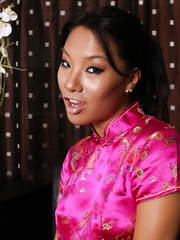 Hawt Oriental masseuse Asa Akira delivers an erotic massage in bathtub