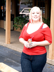 Bulky golden-haired hottie Bunny De La Cruz acquires picked up off the street and screwed
