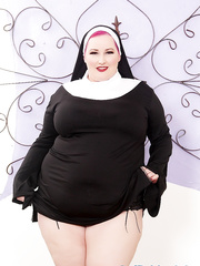 Corpulent nun Eliza Allure sports dyed hair during the time that engulfing weenie during a blowbang