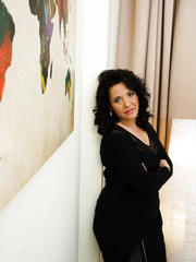 Hawt older woman gives a nasty upskirt and shows her aging arse