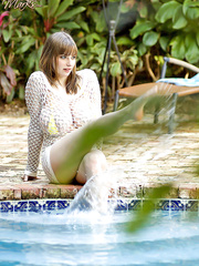 Corpulent solo beauty Christy Marks takes of her bikini and wades into a pool