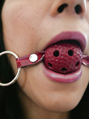 Blindfolded legal age teenager chick Tia Cyrus gives a oral pleasure and has hardcore sex