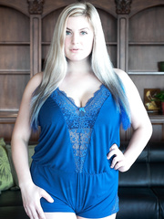 Dilettante model exposes her large a-hole in advance of putting on a live web camera show