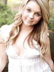 Gal Tiffiny disrobes outdoors to show off her small love bubbles and tasty wazoo