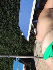 Elena sulla spiaggia semi nuda si fa notare elena sulla spiaggia semi