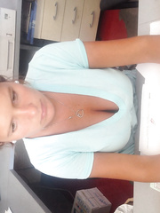 Elena in tutto il suo splendore indieme alla sua amica