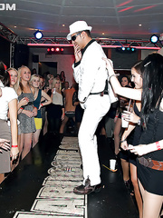 Dick starving sweethearts spend some fine time at the drunk party