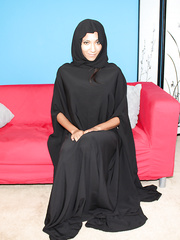 Muslim woman unzips a chap's jeans and continues to jerk his 10-Pounder