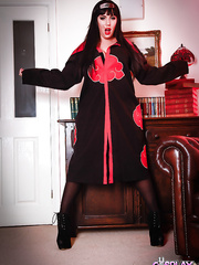 Dark Brown sweetheart Yuffie Yulan releasing big mangos from below cosplay outfit