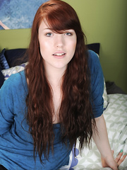 Dilettante Gwen Stark widens her cunt lips after removing her yoga panties