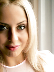 Blond chick with kewl gazoo having big natural whoppers tied with rope