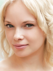 Hot blond Feeona A in nude feet widening legs to display wet crack by the pool