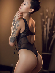 Dark solo model Sweetheart Gold masturbates after working free of hawt underware