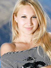 Cute yoga instructor widening her hawt legs and blameless fur pie outdoors