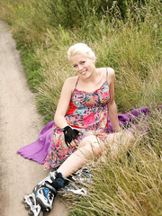 Rollerskating Euro hotty pauses along the path to finger her concupiscent love button