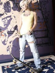 Short haired skate gal Kleo inserting fingers in her arse and vagina