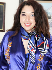 Glamorous Kimberly Henessey widening muff lips on her knees for closeup view