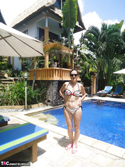 Aged mama Diana Ananta doffs bikini and displays bald twat whilst sleeping