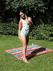 Dilettante sweetheart Naomi Bennet inserts a bottle in her slit after this guy gf fists her