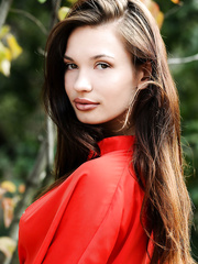 Lengthy legged Euro Carolizi widening stripped to show bald vagina in garden