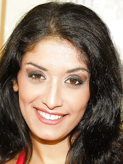 Smokin' sexy sweetheart Izabella De Cruz toying and fisting her wet crack