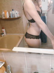 Elle est belle et douce comme le mielle sexy self shot lingerie pics