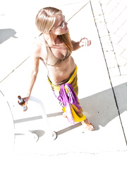 Bikini clad dilettante model Madden in glasses showing soaked arse in the pool