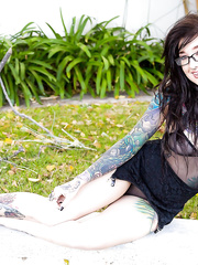 Tattooed Kelsi Lynn in glasses gives oral job & receives a load of cum in face hole