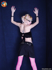 Darksome 10-Pounder wench Lain Oi wears shades and pink nylons during the time that gives blow job