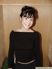 Adorable dark brown Brit gives a oral job to a 10-Pounder popped up from a brilliance aperture