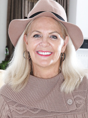 Dressed American granny peels off her tights and cast 'em aside