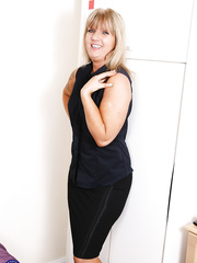 Midst-mature woman pulls out a Magic Wand for a solo masturbation session