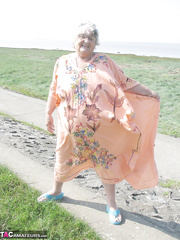 Geeky Grandma Libby flashing her monster older curves in the filed